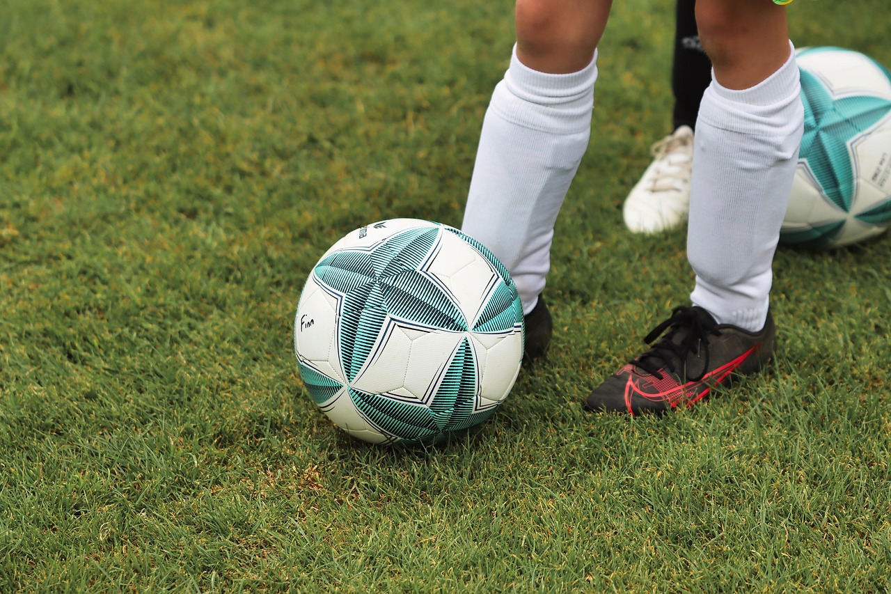 少年サッカーの練習に必須なバッグやグッズは何ですか？