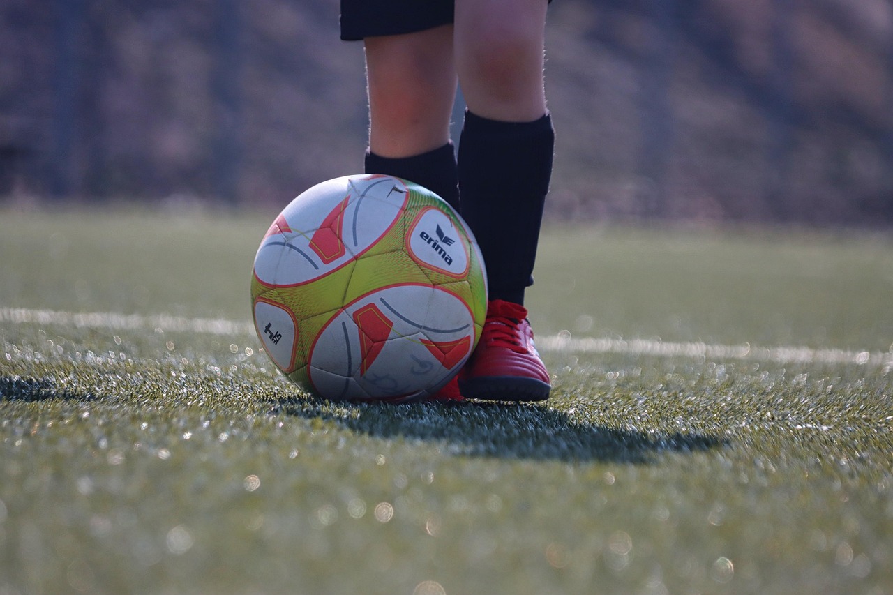 サッカーで膝が伸ばせない原因とは何ですか？