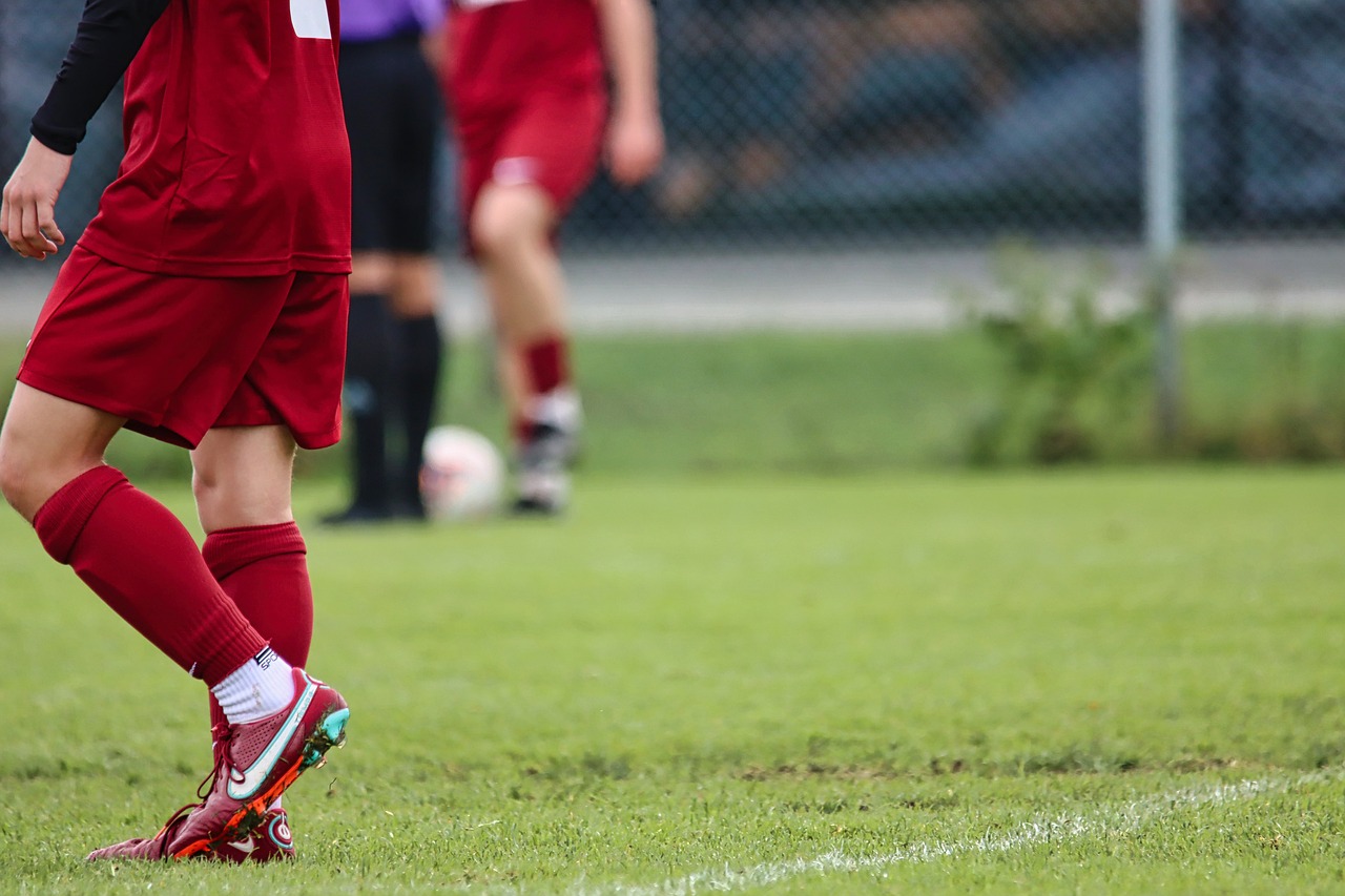 サッカーのシュートが膝に響く理由とは何ですか？