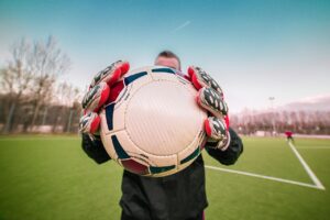 小学生が汗をかいても握力を保つためのサッカーキーパーグローブの選び方は？