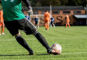 ジュニアサッカーにおけるゴールキックで腰が反る時の対策は？